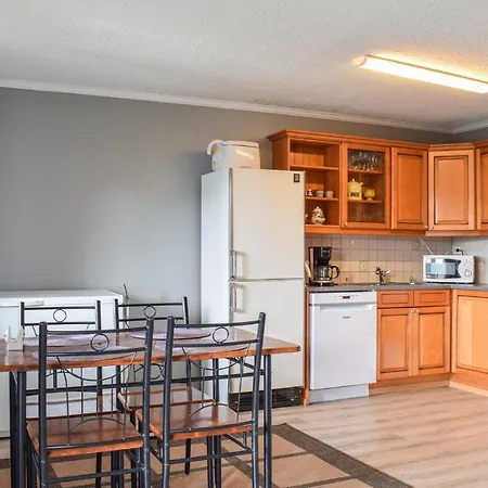 2 Bedroom Lovely Apartment In Saevelandsvik شقة
